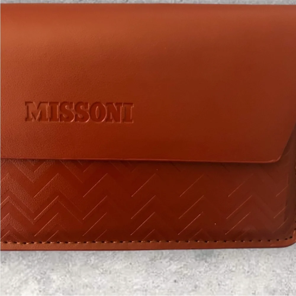 Missoni sunglasses/ eyeglass case with magnetic closure